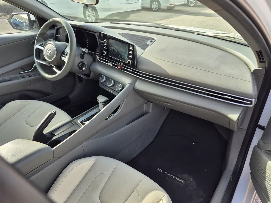 2023 Hyundai Elantra Smart 