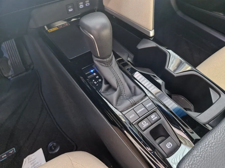 تويوتا كامري LE HEV 2025 