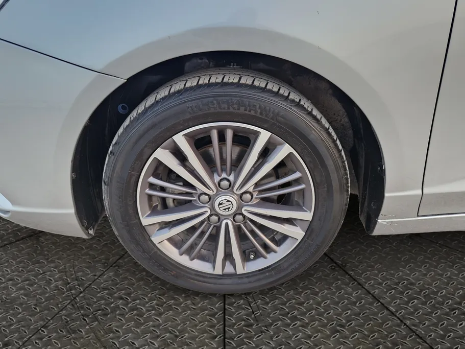 ام جي 5 LUX 2023 