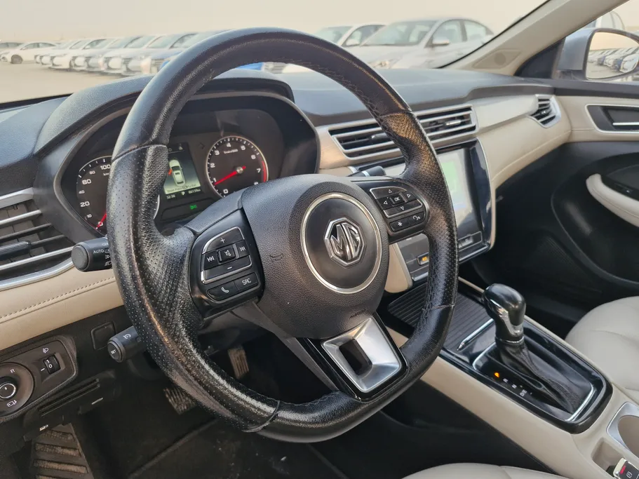 ام جي 5 LUX 2023 