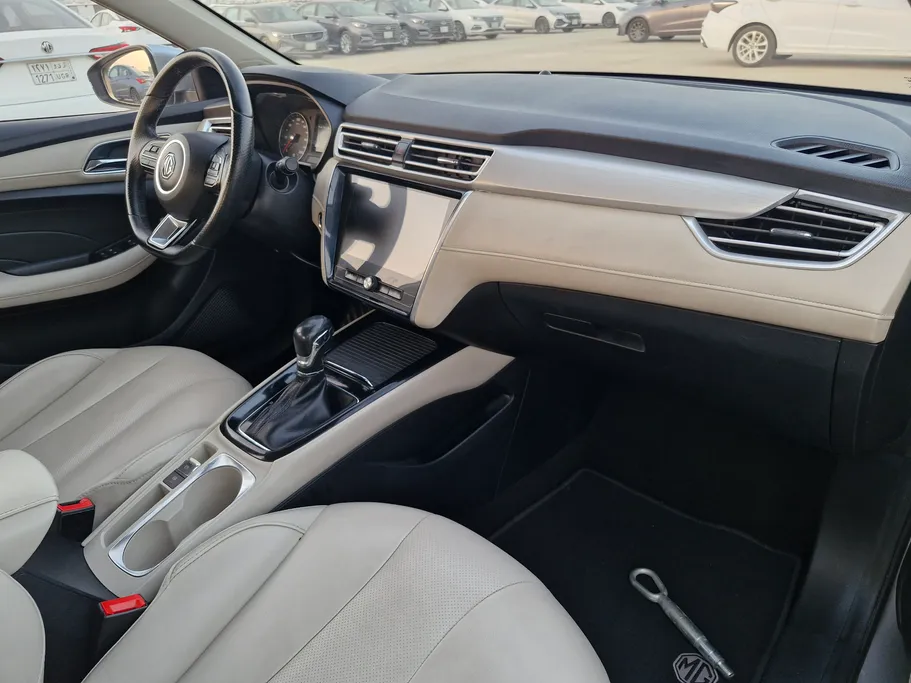 ام جي 5 LUX 2023 