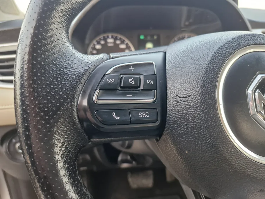 ام جي 5 LUX 2023 