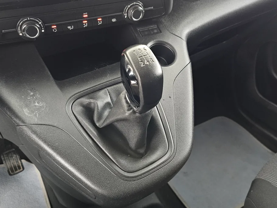 2023 Peugeot Partner Short van 