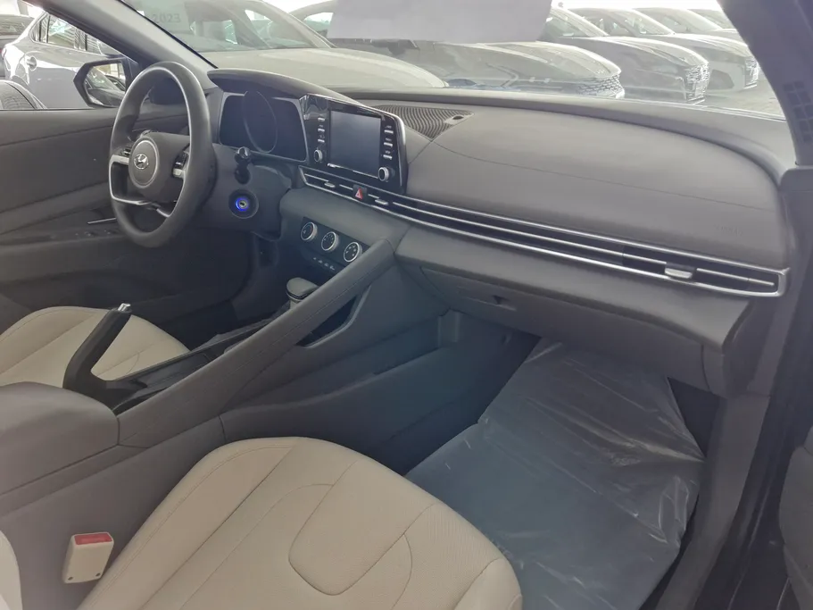 2022 Hyundai Elantra Smart 