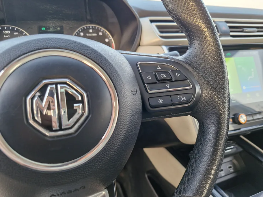 ام جي 5 LUX 2023 