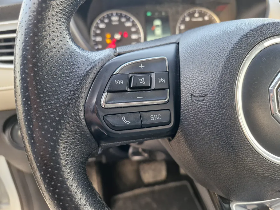 ام جي 5 LUX 2023 