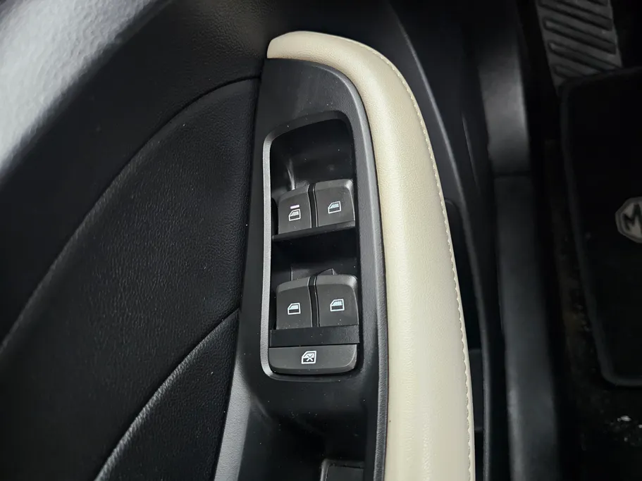 ام جي 5 LUX 2023 