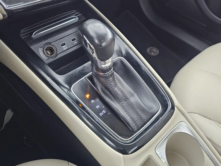 ام جي 5 LUX 2023 