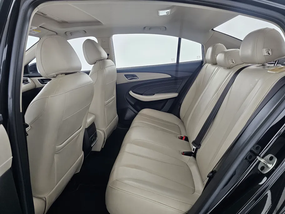 ام جي 5 LUX 2023 