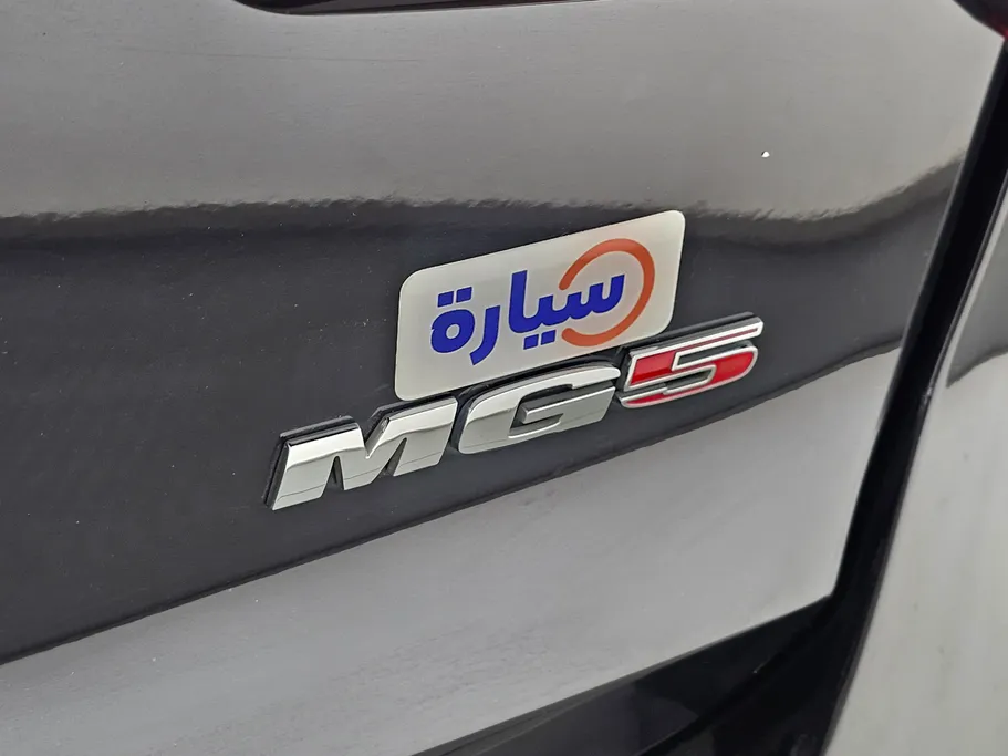 ام جي 5 LUX 2023 