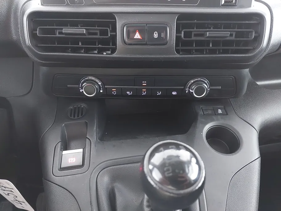 2022 Peugeot Partner Short van 