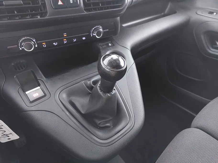 2022 Peugeot Partner Short van 