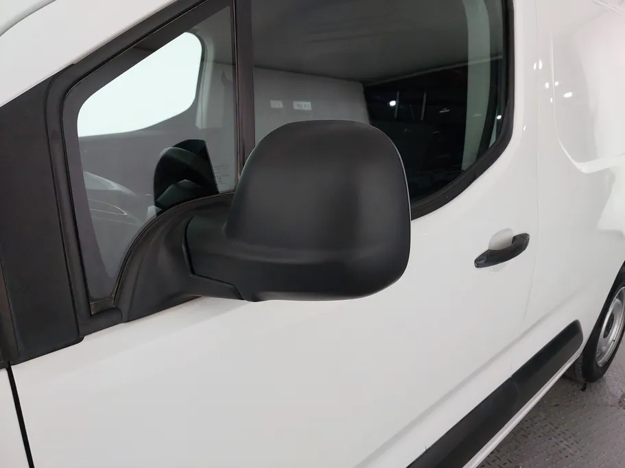 2022 Peugeot Partner Short van 