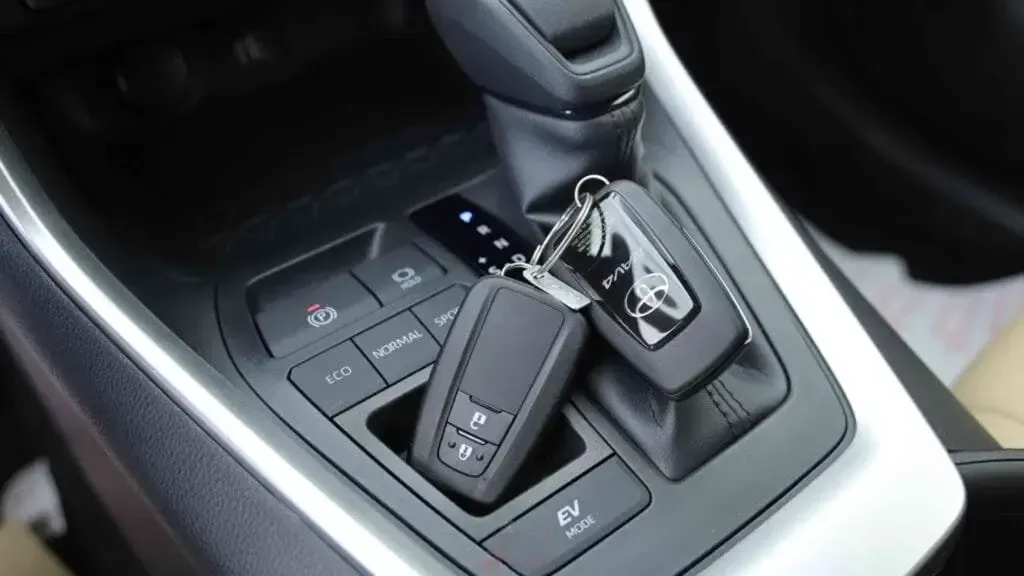 تويوتا راف فور LE HEV 2025 