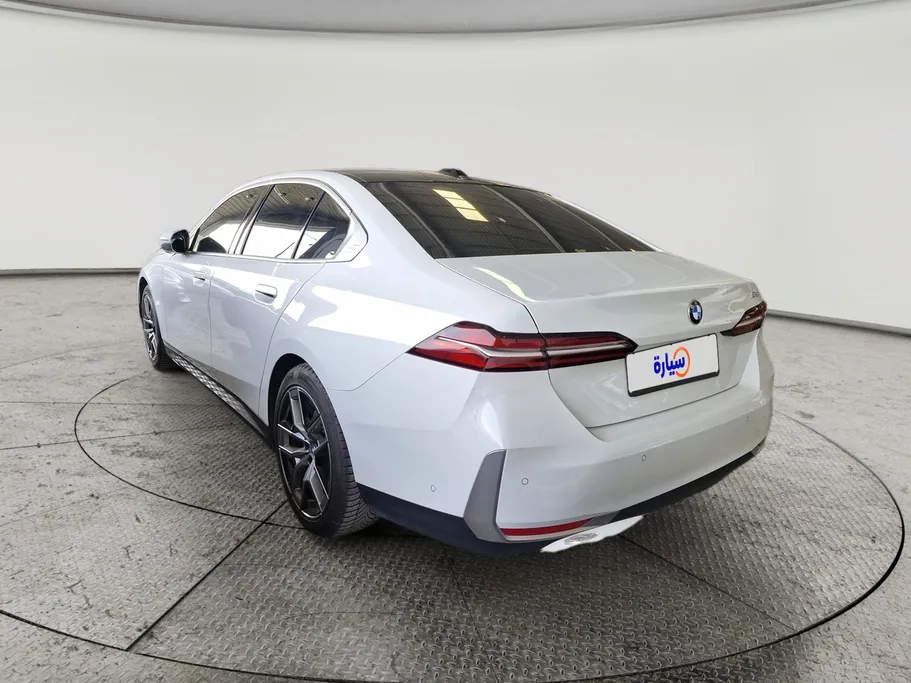 بي ام دبليو الفئة الخامسة 520i 2024 