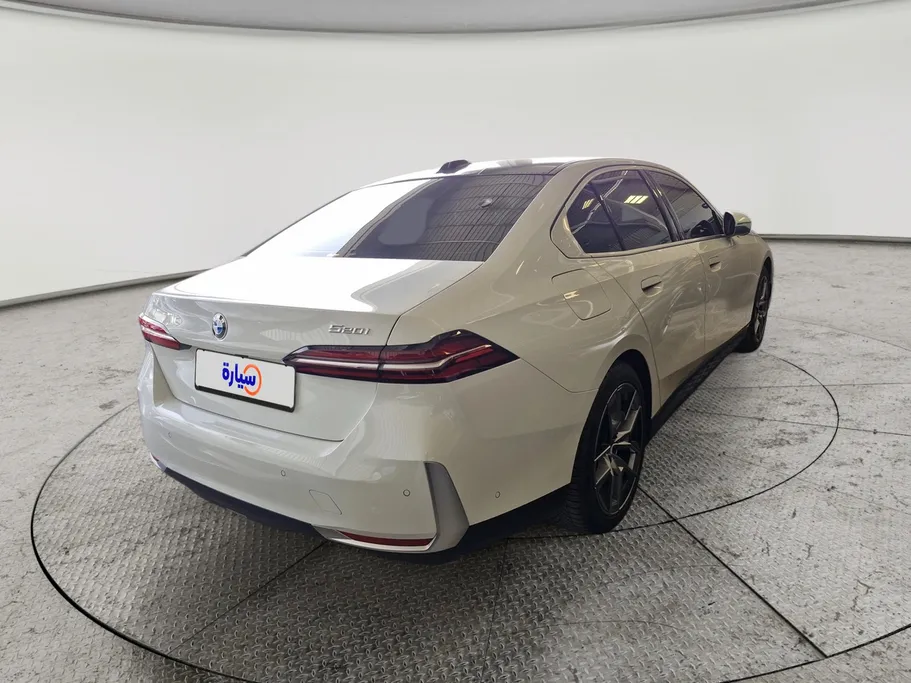 بي ام دبليو الفئة الخامسة 520i 2024 