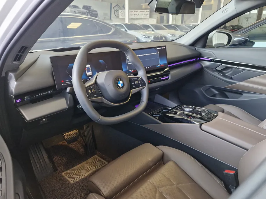 بي ام دبليو الفئة الخامسة 520i 2024 