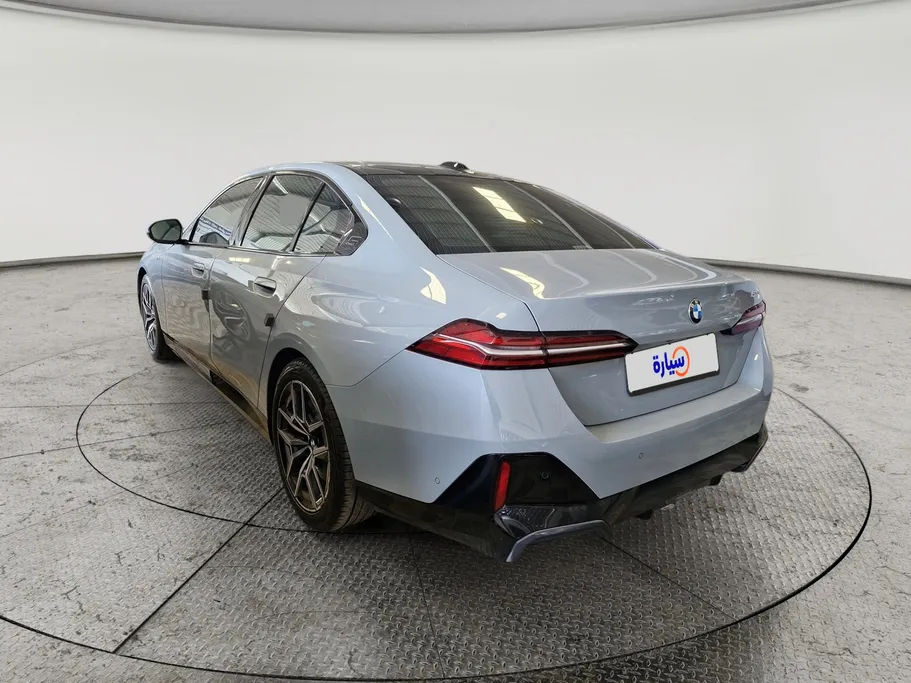 بي ام دبليو الفئة الخامسة 520i 2024 