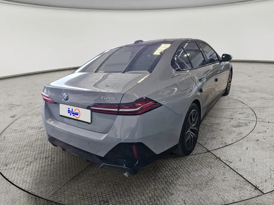 بي ام دبليو الفئة الخامسة 520i 2024 
