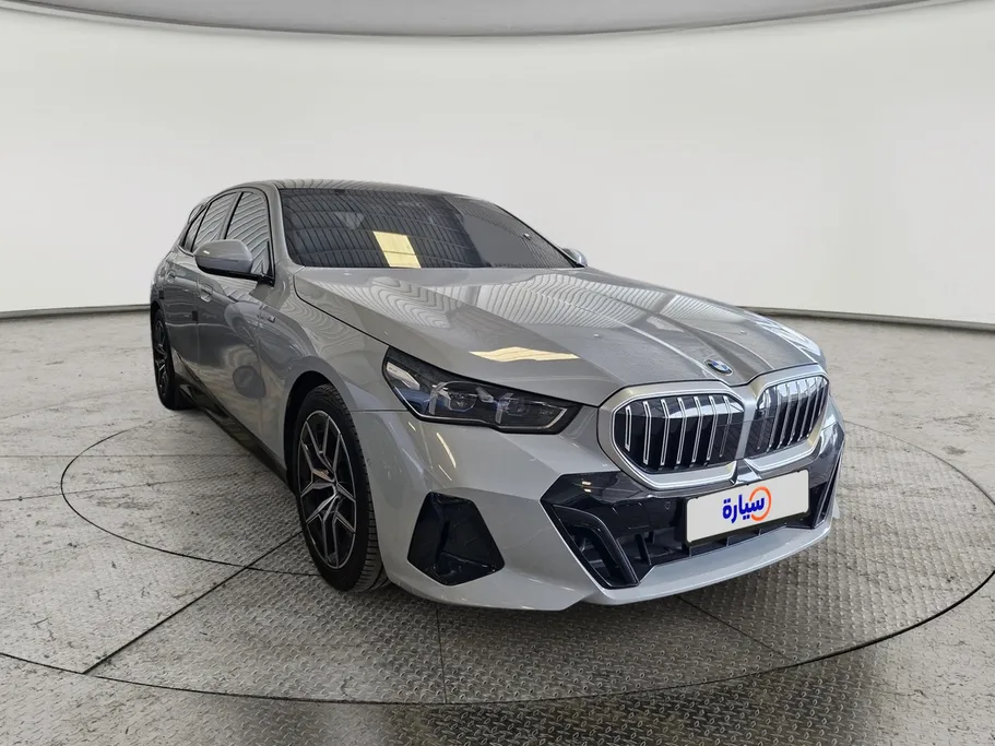 بي ام دبليو الفئة الخامسة 520i 2024 