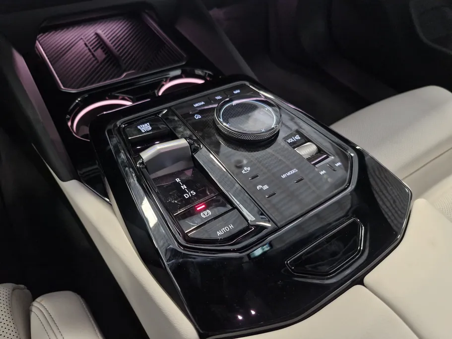 بي ام دبليو الفئة الخامسة 520i 2025 