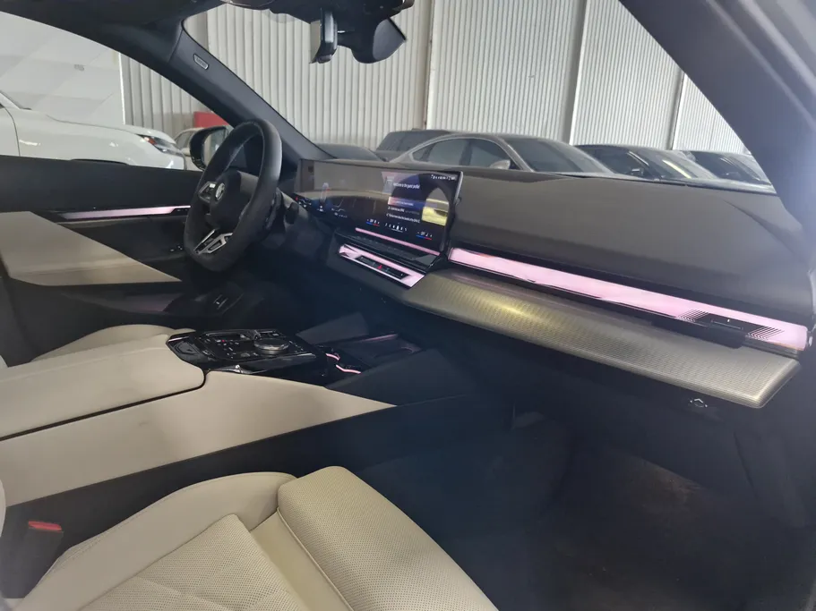 بي ام دبليو الفئة الخامسة 520i 2025 