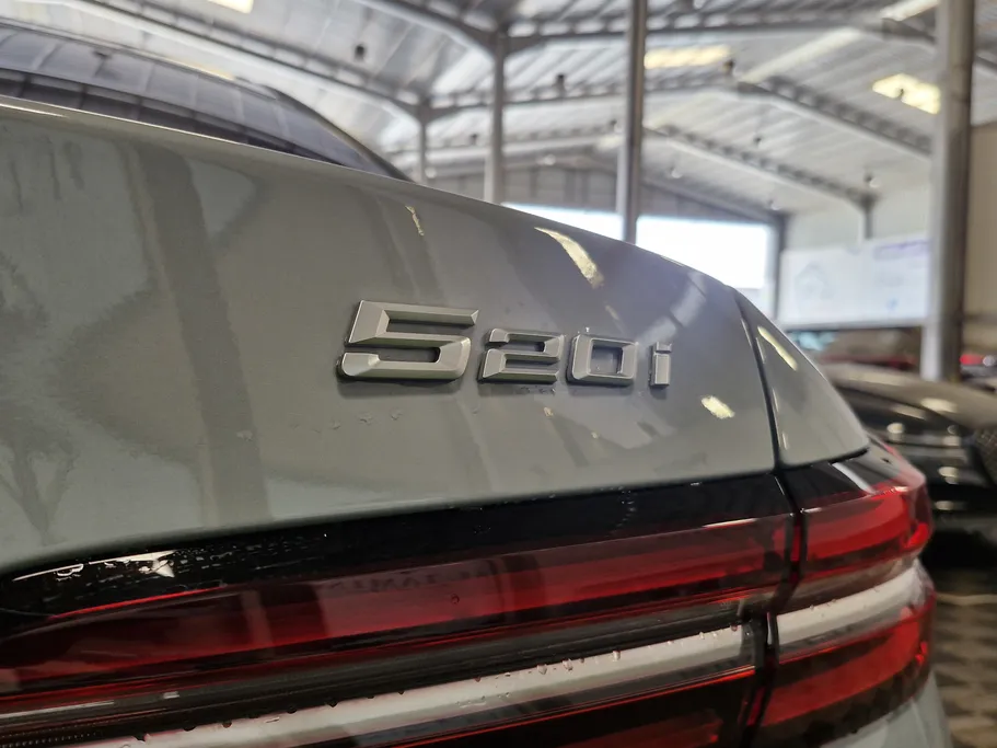 بي ام دبليو الفئة الخامسة 520i 2025 