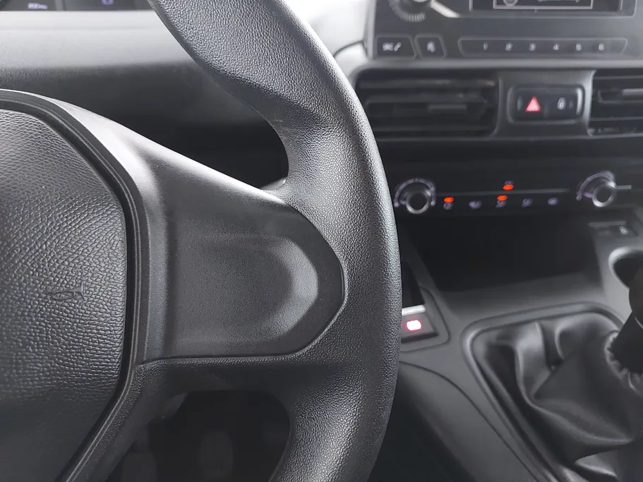2022 Peugeot Partner Short van 