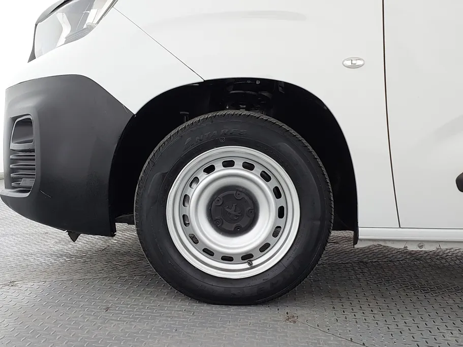 2023 Peugeot Partner Short van 