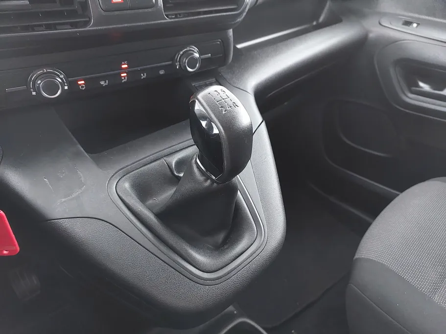 2023 Peugeot Partner Short van 