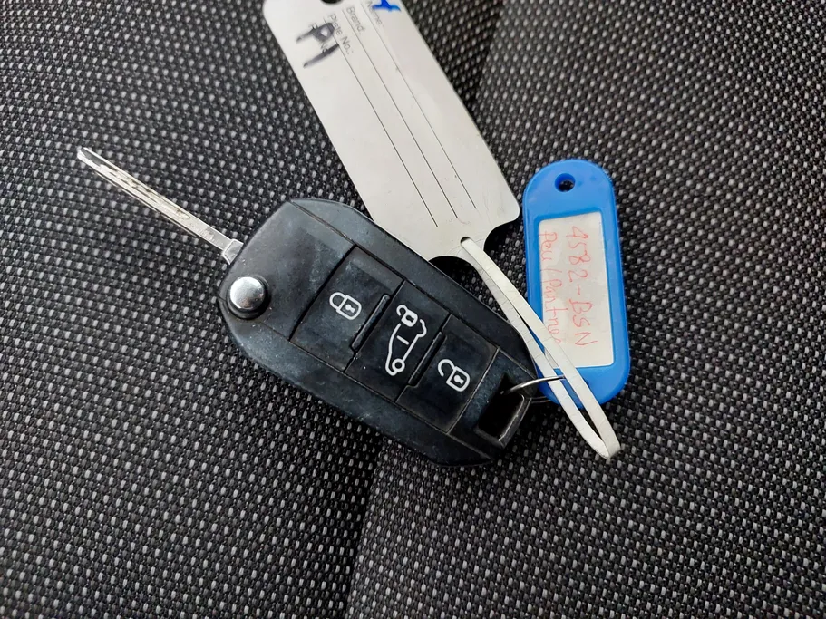 2022 Peugeot Partner Short van 