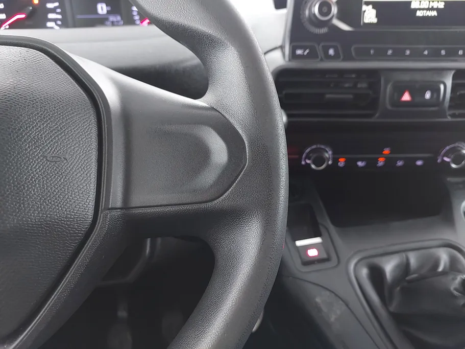 2022 Peugeot Partner Short van 