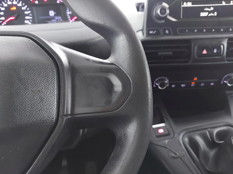 2022 Peugeot Partner Short van 