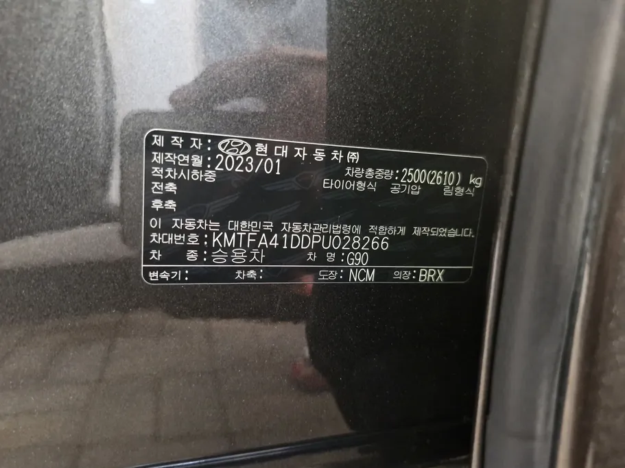 2023 Genesis G90 Platinum 