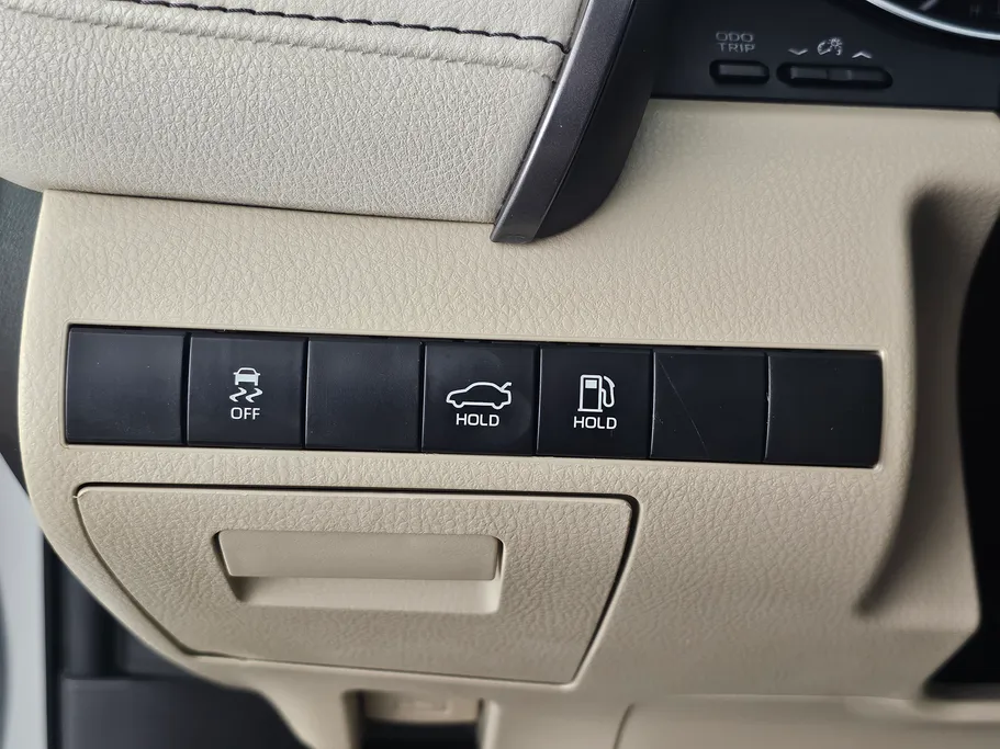 تويوتا كامري LE 2024 