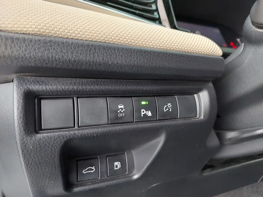 2025 Toyota Camry  E HEV 