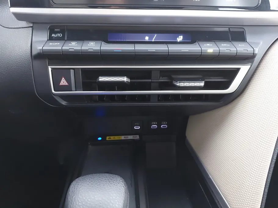 2025 Toyota Camry  E HEV 