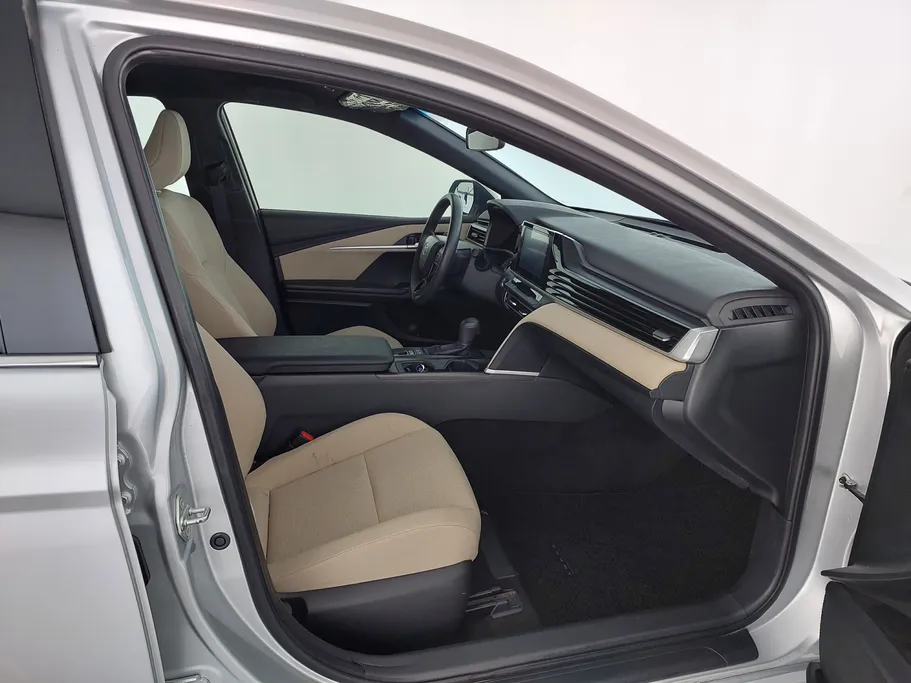 2025 Toyota Camry  E HEV 