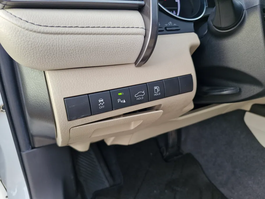 2022 Toyota Camry  LE HEV 