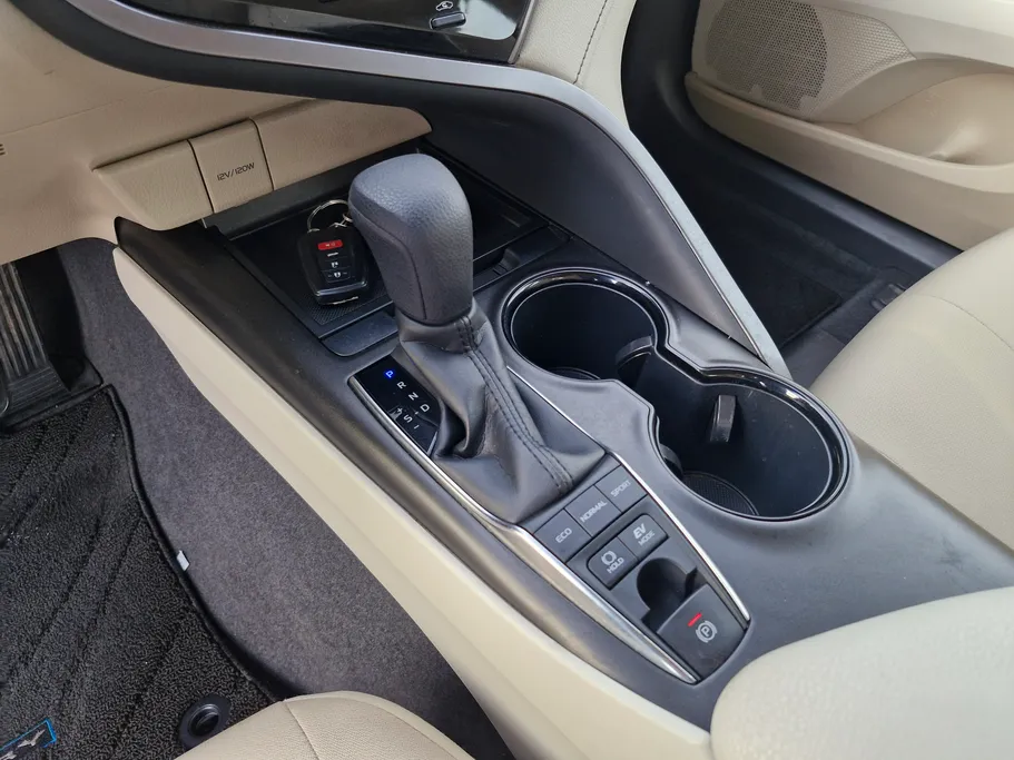 2022 Toyota Camry  LE HEV 