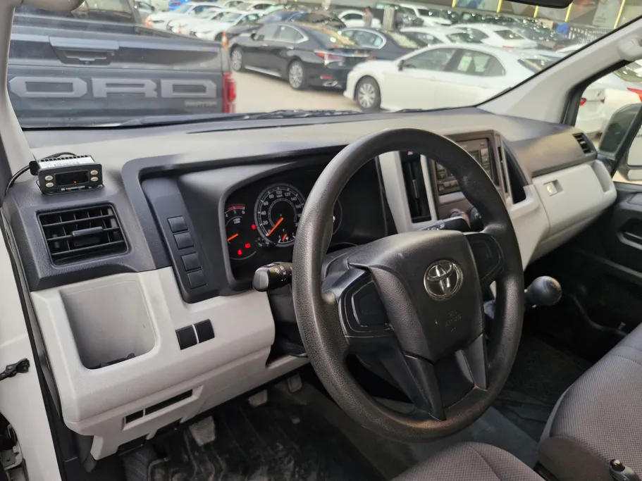 2022 Toyota Haice ثلاجة  