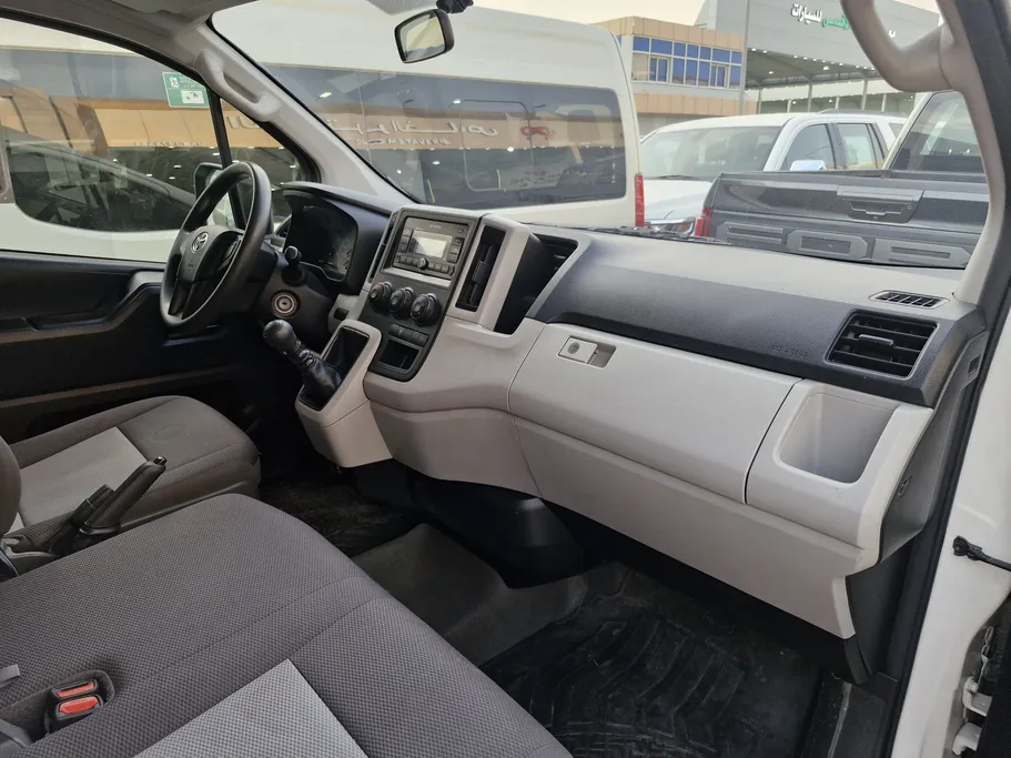 2022 Toyota Haice ثلاجة  