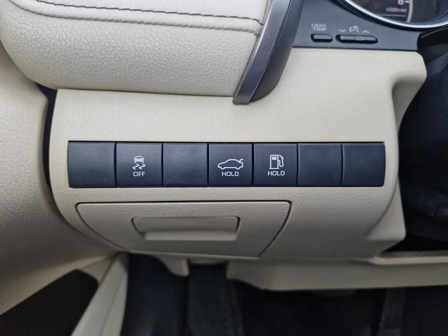 تويوتا كامري LE 2024 