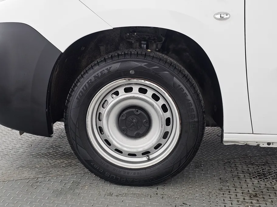 2022 Peugeot Partner Short van 