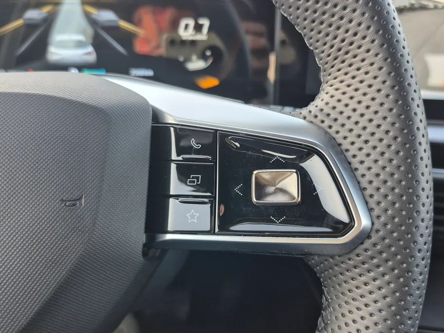 ام جي وان LUX 2024 