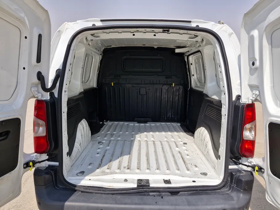 2022 Peugeot Partner Short van 
