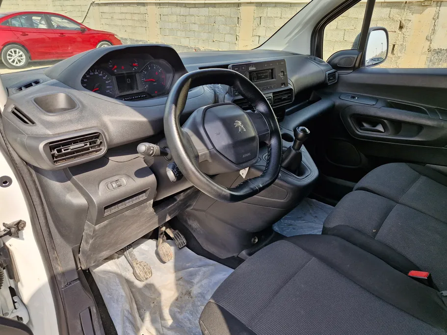 2022 Peugeot Partner Short van 