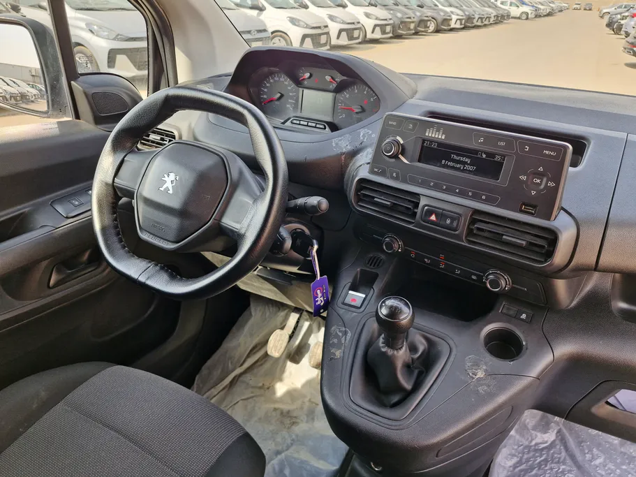 2022 Peugeot Partner Short van 