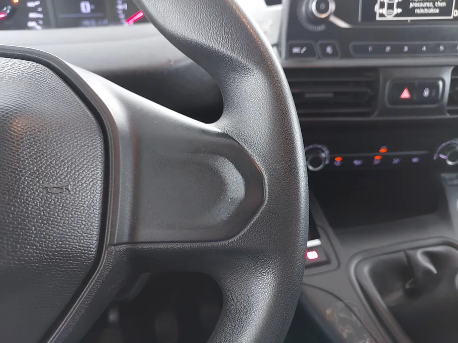 2022 Peugeot Partner Short van 