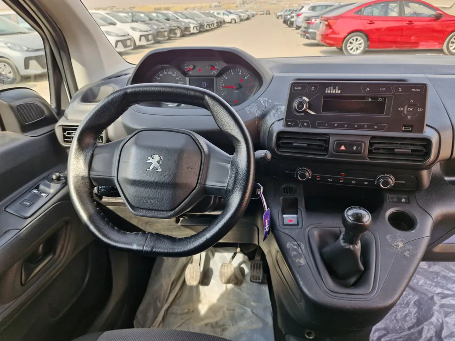 2022 Peugeot Partner Short van 